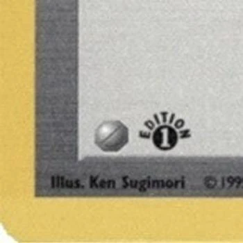 Symbole Pokemon First Edition illustré dans le coin inférieur gauche de la carte de type entraîneur
