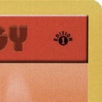 رمز Pokemon First Edition يظهر في الزاوية اليمنى العليا من بطاقة نوع الطاقة
