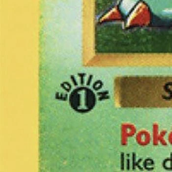 Symbole Pokemon First Edition illustré sur le côté gauche de la carte de type Pokemon